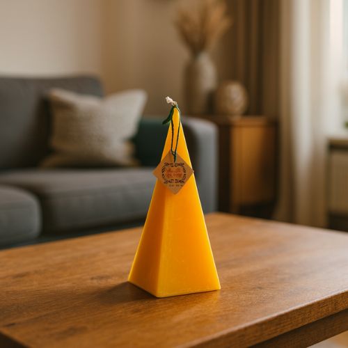 Pyramidekaars van prachtige 100% natuurzuivere bijenwas - heerlijk honingachtig geur - www.lekkerhoning.nl